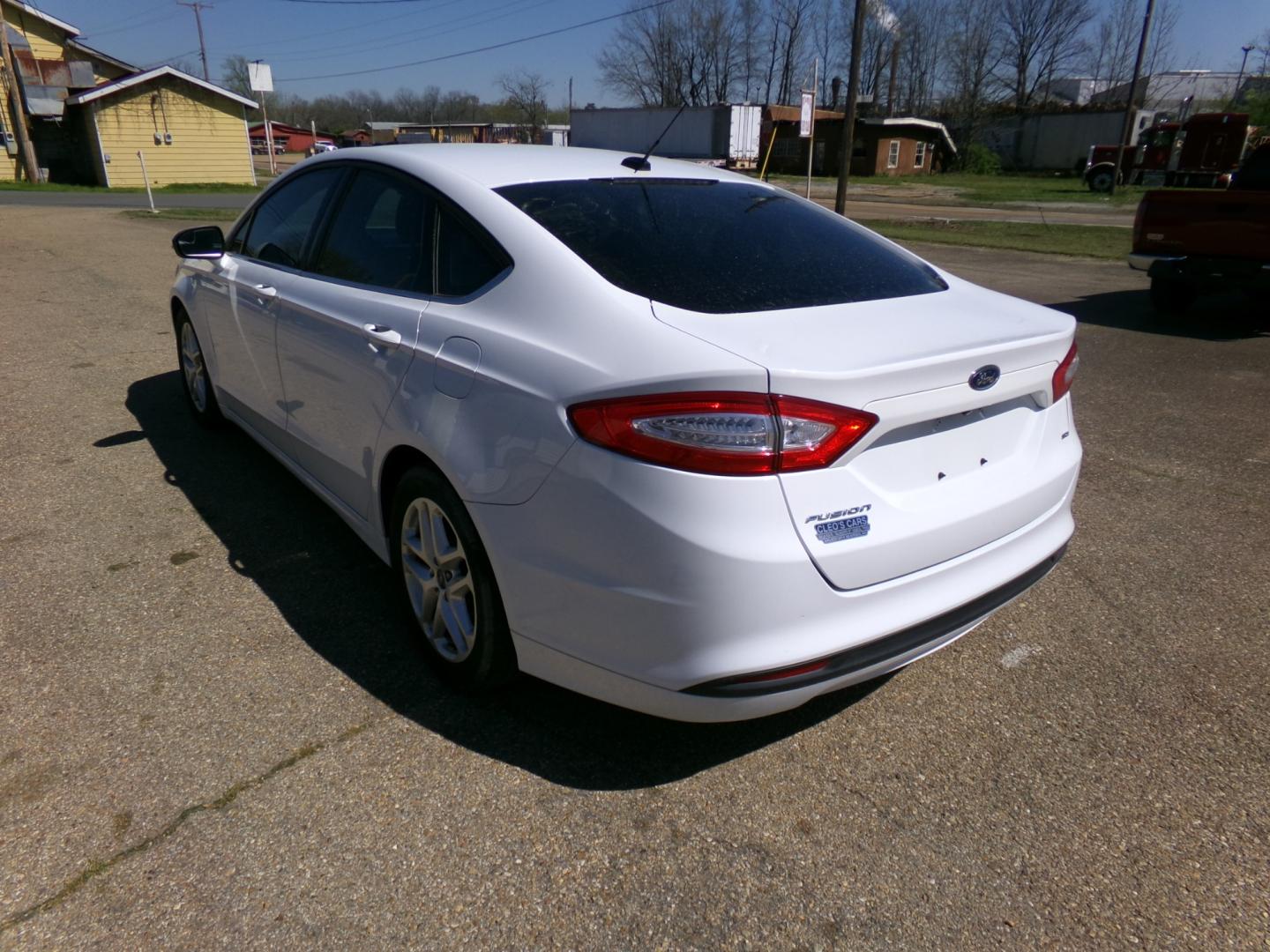 2015 White /Black Ford Fusion SE (1FA6P0H70F5) with an 2.5L L4 DOHC 16V engine, automatic transmission, located at 401 First NE, Bearden, AR, 71720, (870) 687-3414, 33.726528, -92.611519 - Photo#2